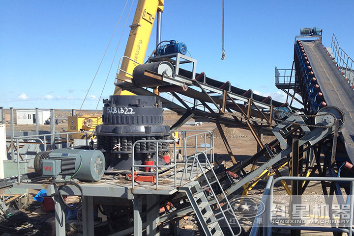 復合型圓錐破碎機作業(yè)現(xiàn)場 復合型圓錐破碎機作業(yè)現(xiàn)場