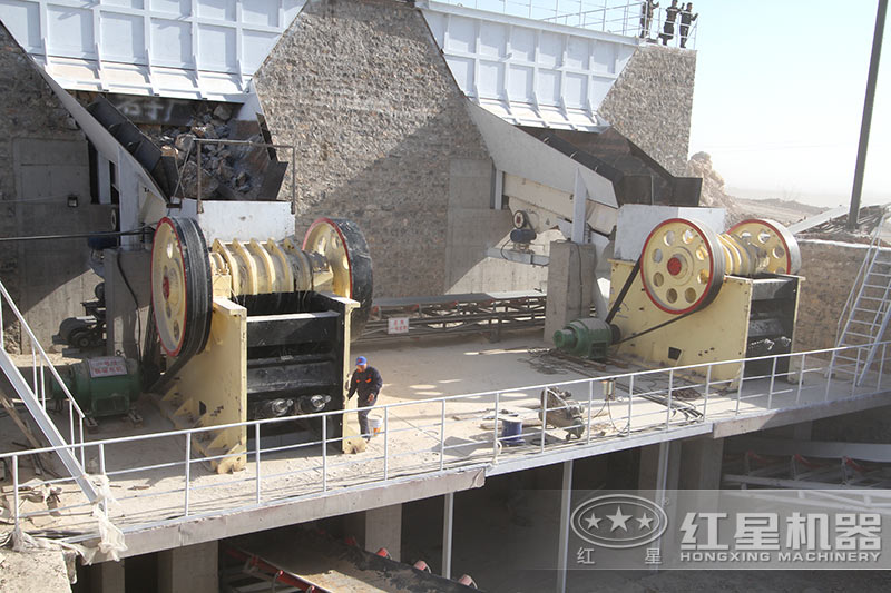 顎式破碎機(jī)作業(yè)現(xiàn)場(chǎng) 顎式破碎機(jī)作業(yè)現(xiàn)場(chǎng)
