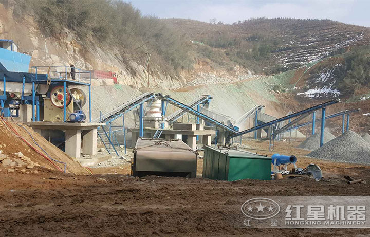 顎式破碎機(jī)作業(yè)現(xiàn)場(chǎng) 顎式破碎機(jī)作業(yè)現(xiàn)場(chǎng)