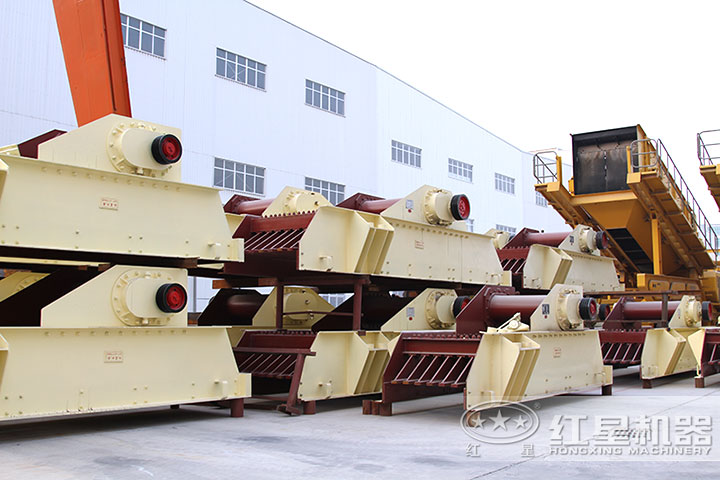 多種規(guī)格的振動給料機 多種規(guī)格的振動給料機