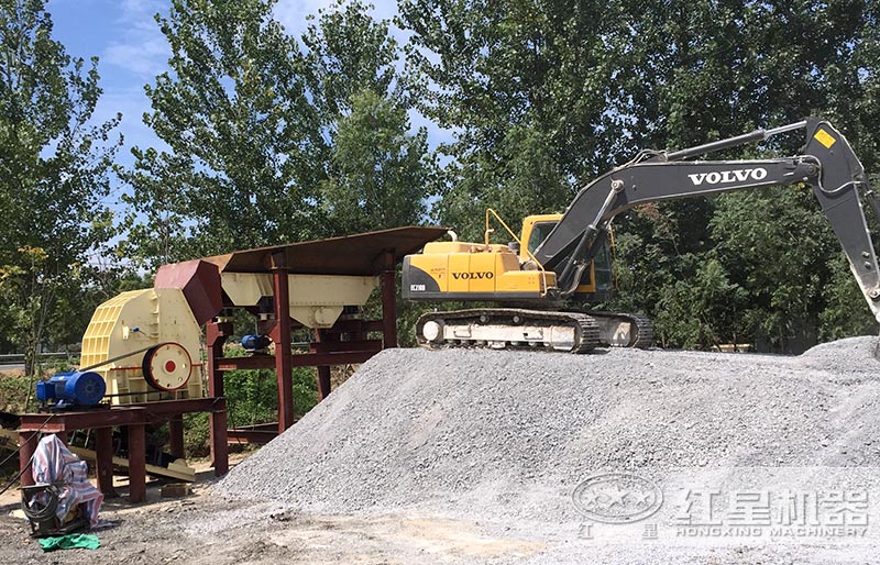 石頭錘式破碎機(jī)現(xiàn)場(chǎng) 石頭錘式破碎機(jī)現(xiàn)場(chǎng)