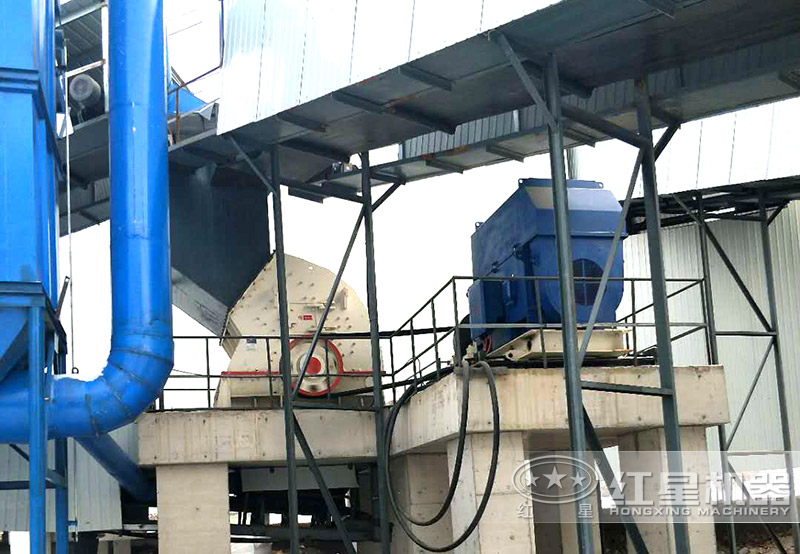 石頭錘式破碎機(jī)作業(yè)現(xiàn)場(chǎng) 石頭錘式破碎機(jī)作業(yè)現(xiàn)場(chǎng)