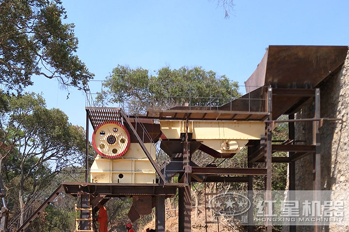 煤炭顎式破碎機(jī)作業(yè)現(xiàn)場(chǎng) 煤炭顎式破碎機(jī)作業(yè)現(xiàn)場(chǎng)