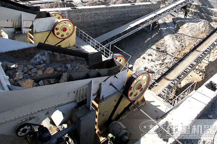 顎式破碎機(jī)作業(yè)現(xiàn)場 顎式破碎機(jī)作業(yè)現(xiàn)場