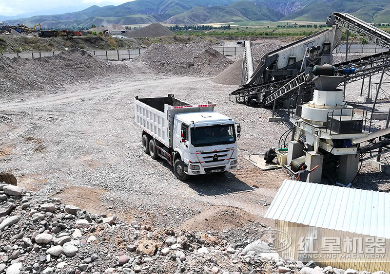 鵝卵石制砂現(xiàn)場(chǎng) 鵝卵石制砂現(xiàn)場(chǎng)