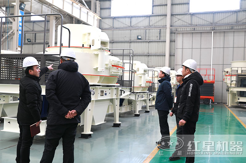 客戶到廠區(qū)參觀考察制砂機 客戶到廠區(qū)參觀考察制砂機