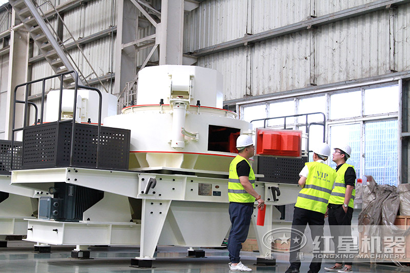 客戶參觀磨料制砂機(jī)車間 客戶參觀磨料制砂機(jī)車間