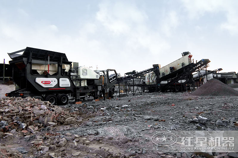 輪胎式移動破碎站作業(yè)現(xiàn)場 輪胎式移動破碎站作業(yè)現(xiàn)場