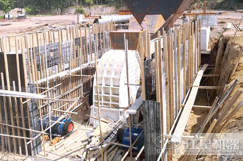 重錘式破碎機(jī)安裝現(xiàn)場(chǎng) 重錘式破碎機(jī)安裝現(xiàn)場(chǎng)