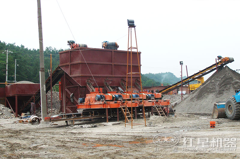 對輥制砂機(jī)制砂現(xiàn)場 對輥制砂機(jī)制砂現(xiàn)場