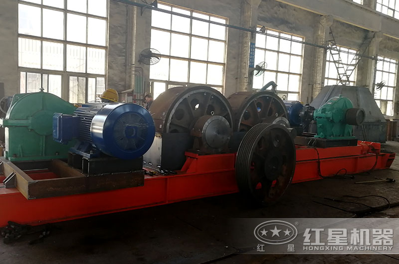 對輥制砂機(jī)車間實(shí)拍 對輥制砂機(jī)車間實(shí)拍