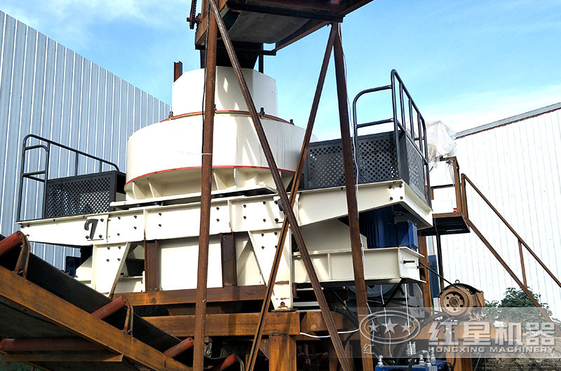 沖擊式破碎機(jī)現(xiàn)場(chǎng) 沖擊式破碎機(jī)現(xiàn)場(chǎng)