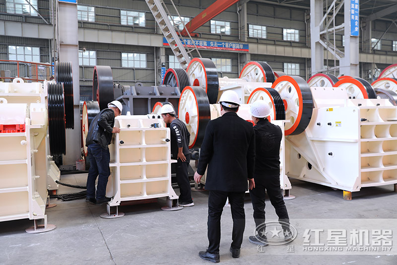 客戶到廠考察方解石破碎機(jī) 客戶到廠考察方解石破碎機(jī)