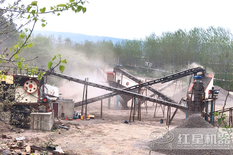 石灰石顎式破碎機(jī)現(xiàn)場(chǎng) 石灰石顎式破碎機(jī)現(xiàn)場(chǎng)