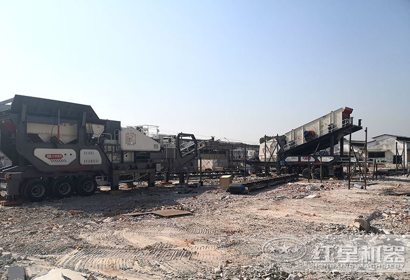 大型移動(dòng)制沙設(shè)備兩臺(tái)聯(lián)機(jī)作業(yè)現(xiàn)場 大型移動(dòng)制沙設(shè)備兩臺(tái)聯(lián)機(jī)作業(yè)現(xiàn)場