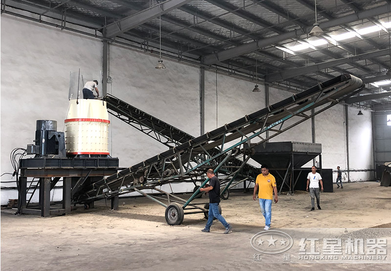 立式板錘制砂機現(xiàn)場 立式板錘制砂機現(xiàn)場